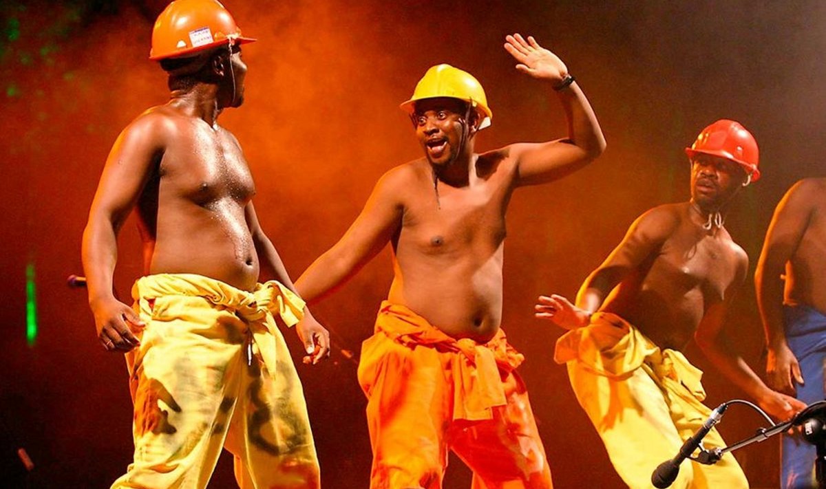 Juubeli puhul täiskoosseisus: Kaheksa Zimbabwe meest laulavad tööst, naistest, kodukandi tavadest ja kümnest käsust. (foto: Viljandi Pärimusmuusika Festival)