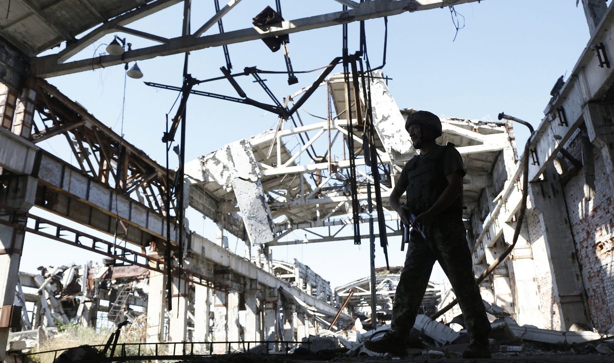 Ukraina sõjaväelane rünnakutes hävinud tööstushoones Donetski oblastis, Vene juhitud vägedega peetava konflikti eesliinil