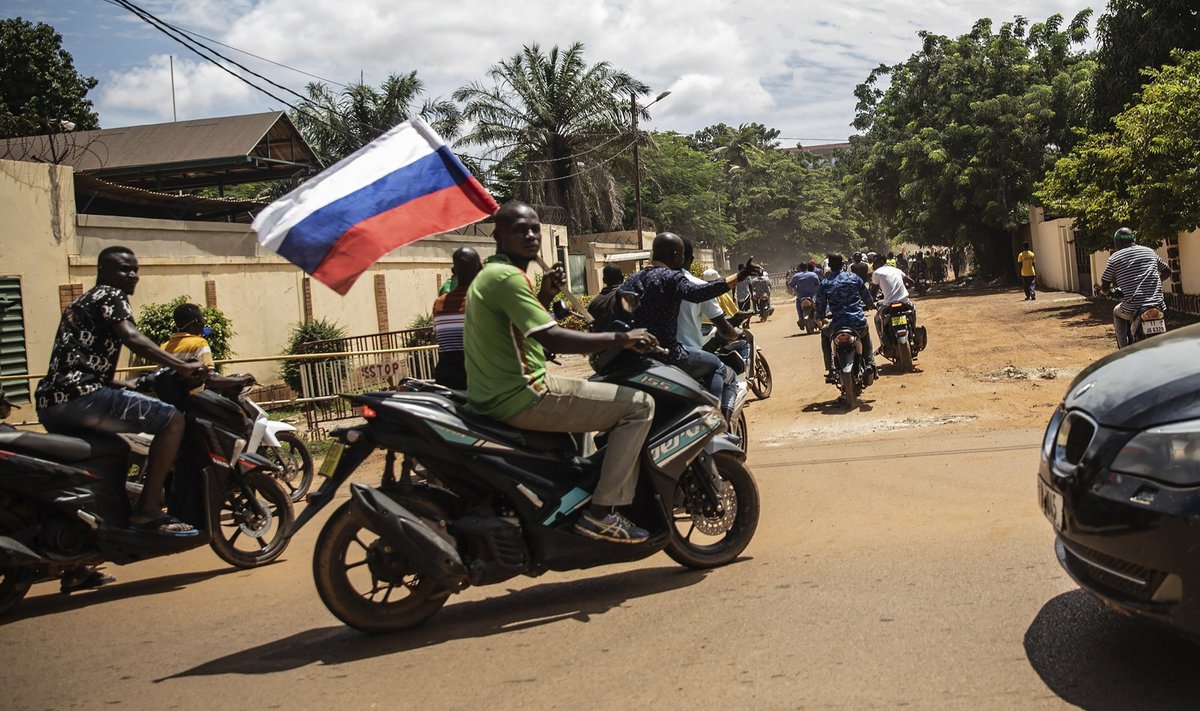 VENEMAA TOETAJAD: Burkina Faso praeguse juhi Ibrahima Traore toetajad lehvitavad uhkusega Venemaa lippu.