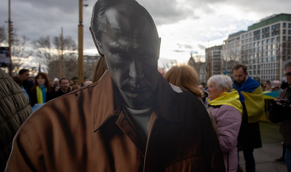 Картонная фигура президента России Владимира Путина на протесте против войны в Украине, 24.02.2024, Мадрид.