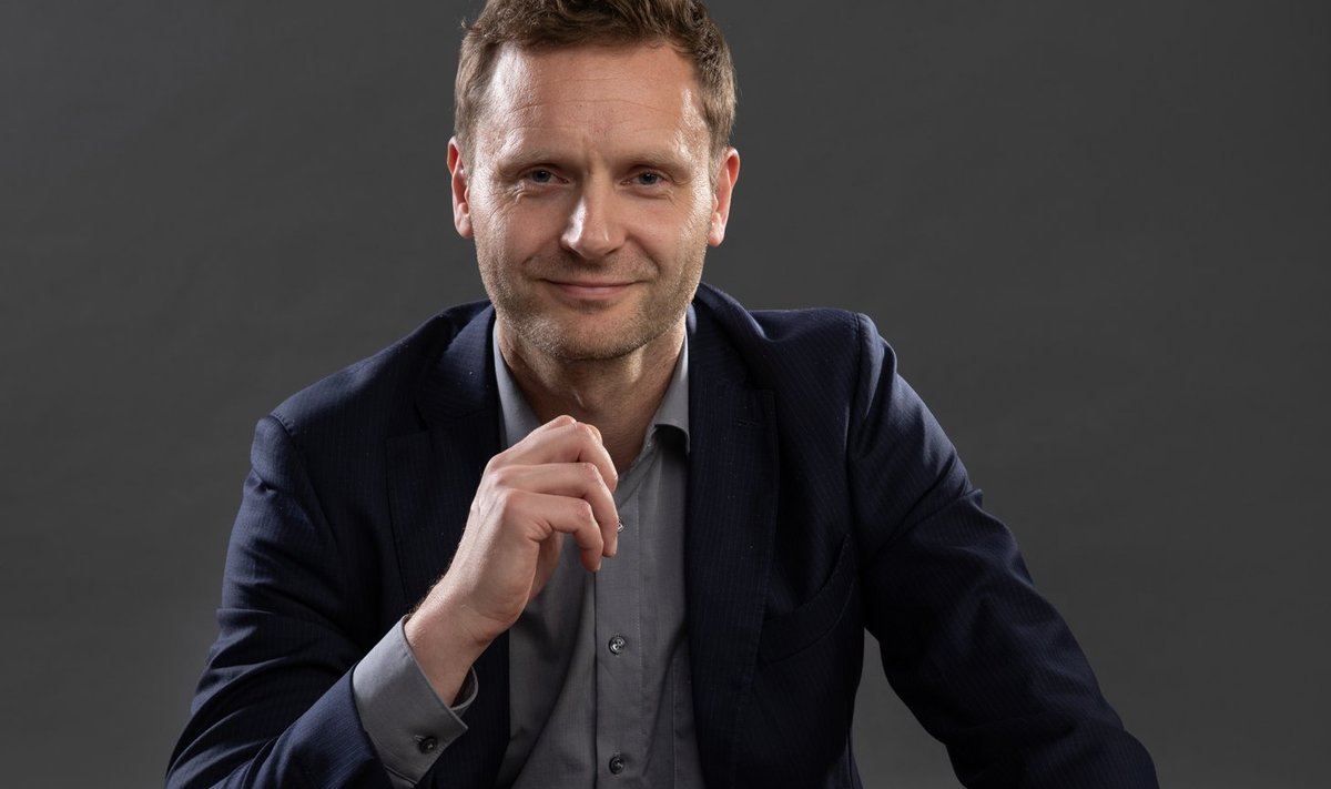 Karl Käsnapuu on tanatoloog – surmauurija, keda isiklik surmaga silmitsi seismise kogemus pani küsima, millele me inimestena saame toetuda, kui see hetk on käes. Üle kümne aasta on ta teaduslik huvi hõlmanud näiteks surmakultuuri, surmahirmu ja surmalähedasi kogemusi.