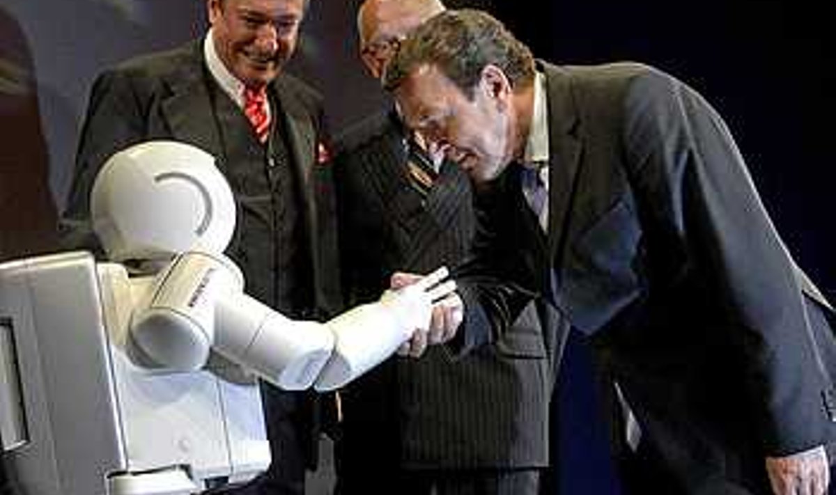 TEREKÄSI TEHISMEHIKESELE: Saksa kantsler Gerhard Schröder (esiplaanil) ei ole ainuke tähtsatest riigimeestest, kes surunud robot Asimo kätt. Seda on teinud ka Tšehhi ja Türgi peaminister. Ja vähemalt üks kuninganna. AFP