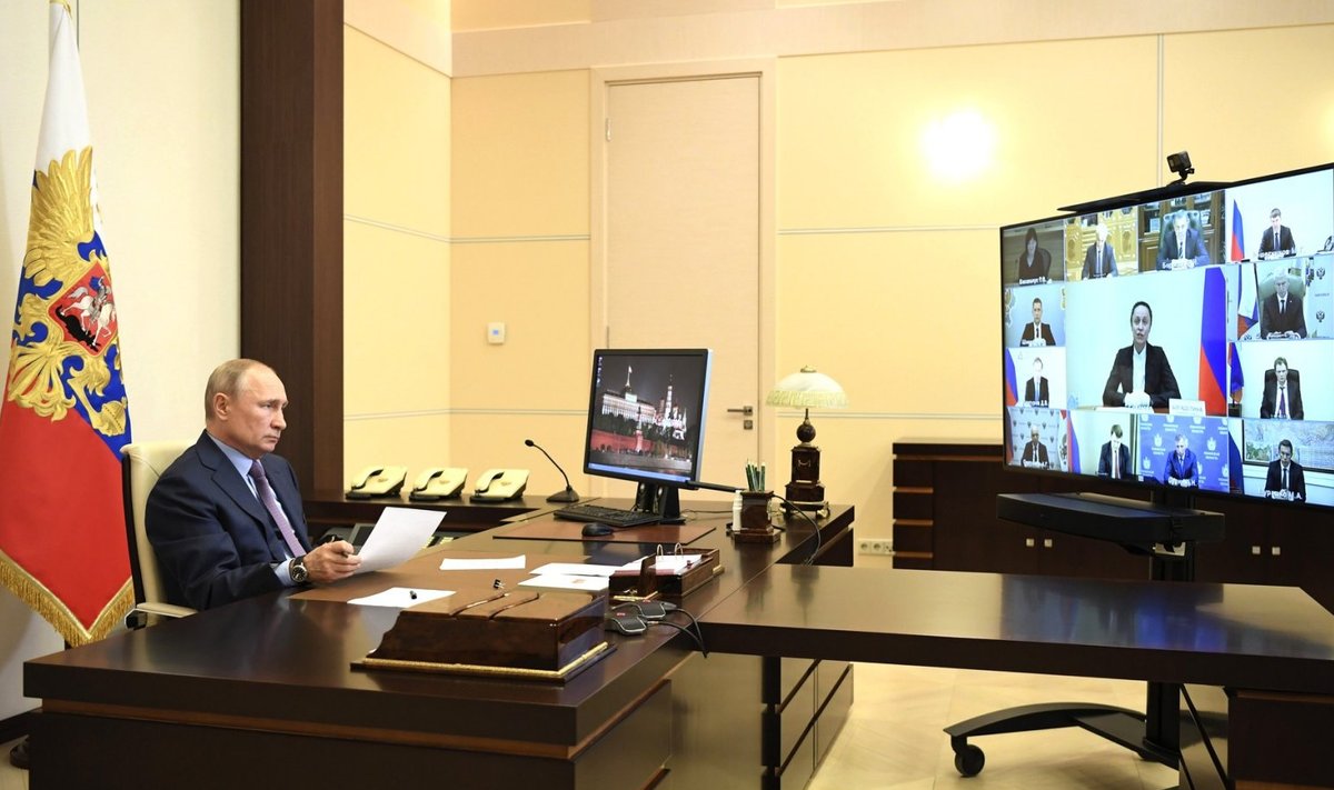 Владимир Путин проводит совещание по видеосвязи