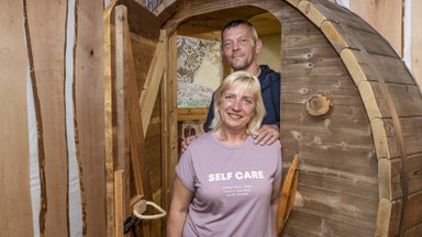 Pere ehitas vanasse lauta erilise sauna, mille sissepääs on läbi tünnikujulise riiuli