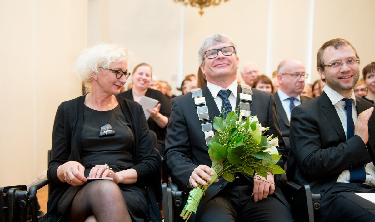Vastse rektori Mart Kalmu pidulik hetk koos graafikust abikaasa Anu Kalmu ja presidendi kultuurinõuniku Jaan Tootseniga.