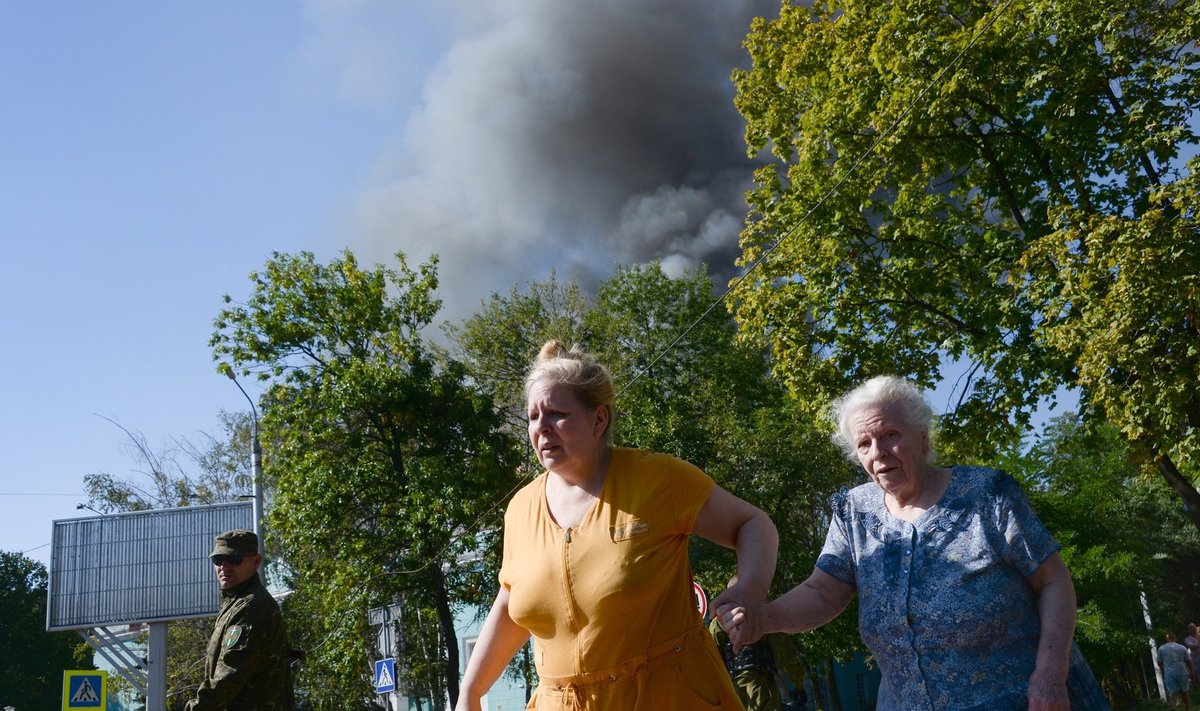 Naised põgenevad Donetskis sõjategevuse eest
