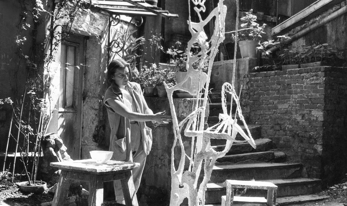 Männik Pariisis Zadkine’i ateljee õuel, käsil on skulptuur “Helisev perspektiiv”. 1956.