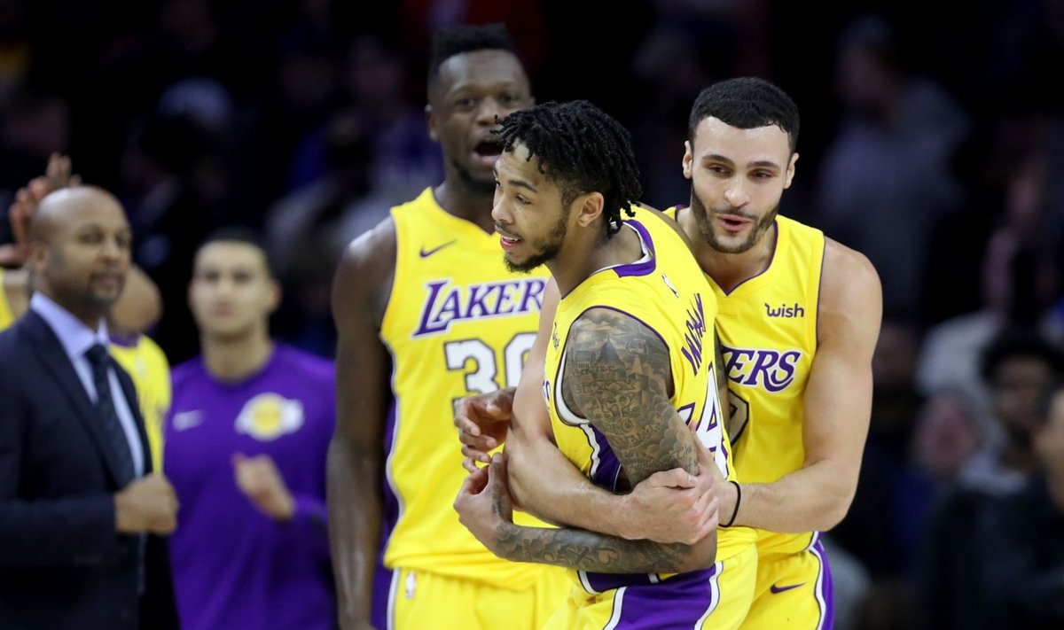 Lakersi mängijad Brandon Ingrami viset tähistamas