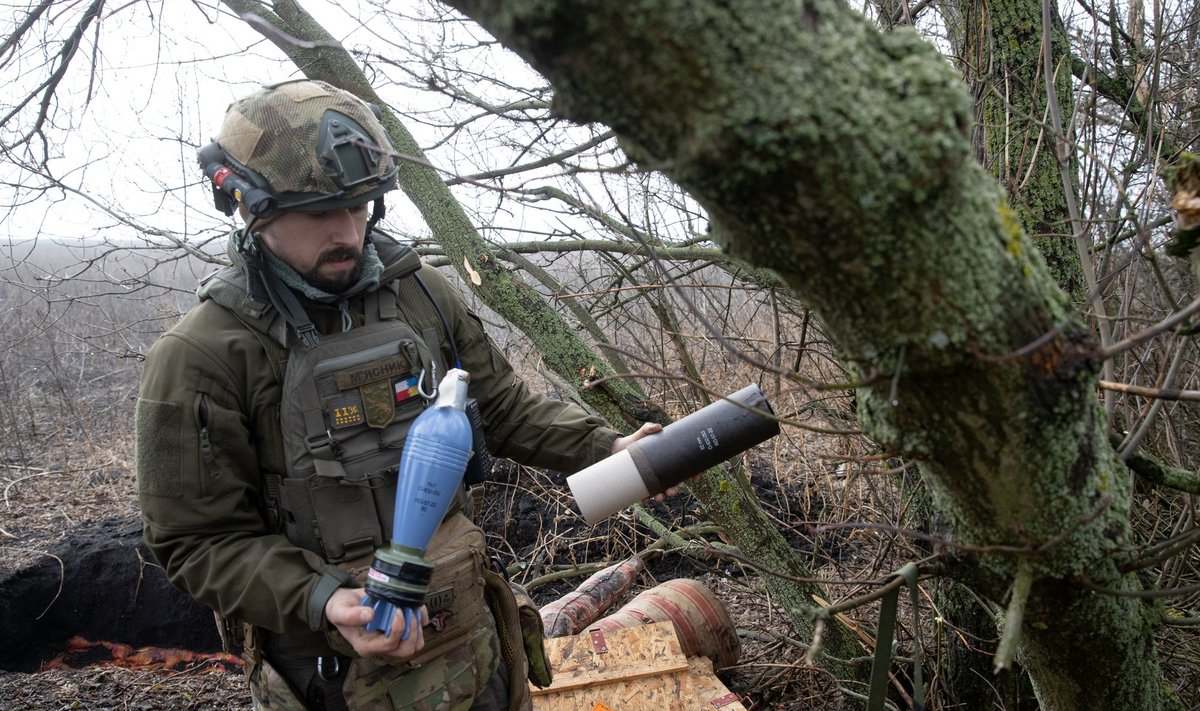 Украинский солдат держит снаряды для миномета