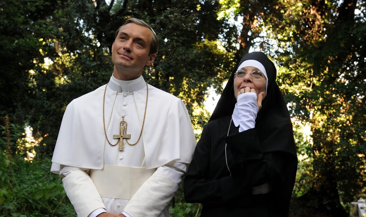 ETV2 eetris on alates 6. septembrist neljapäeva õhtuti sari “Noor paavst” Jude Law’ga peaosas.