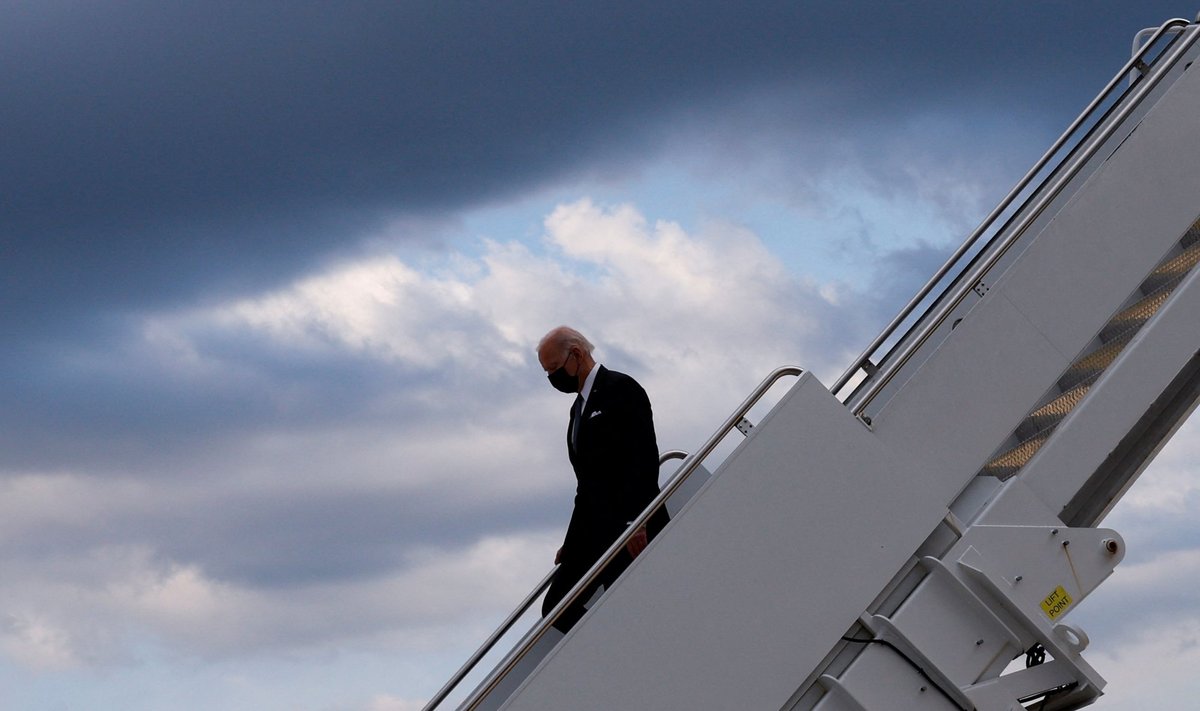 Президент США Джо Байден выходит из президентского самолета в Японии.