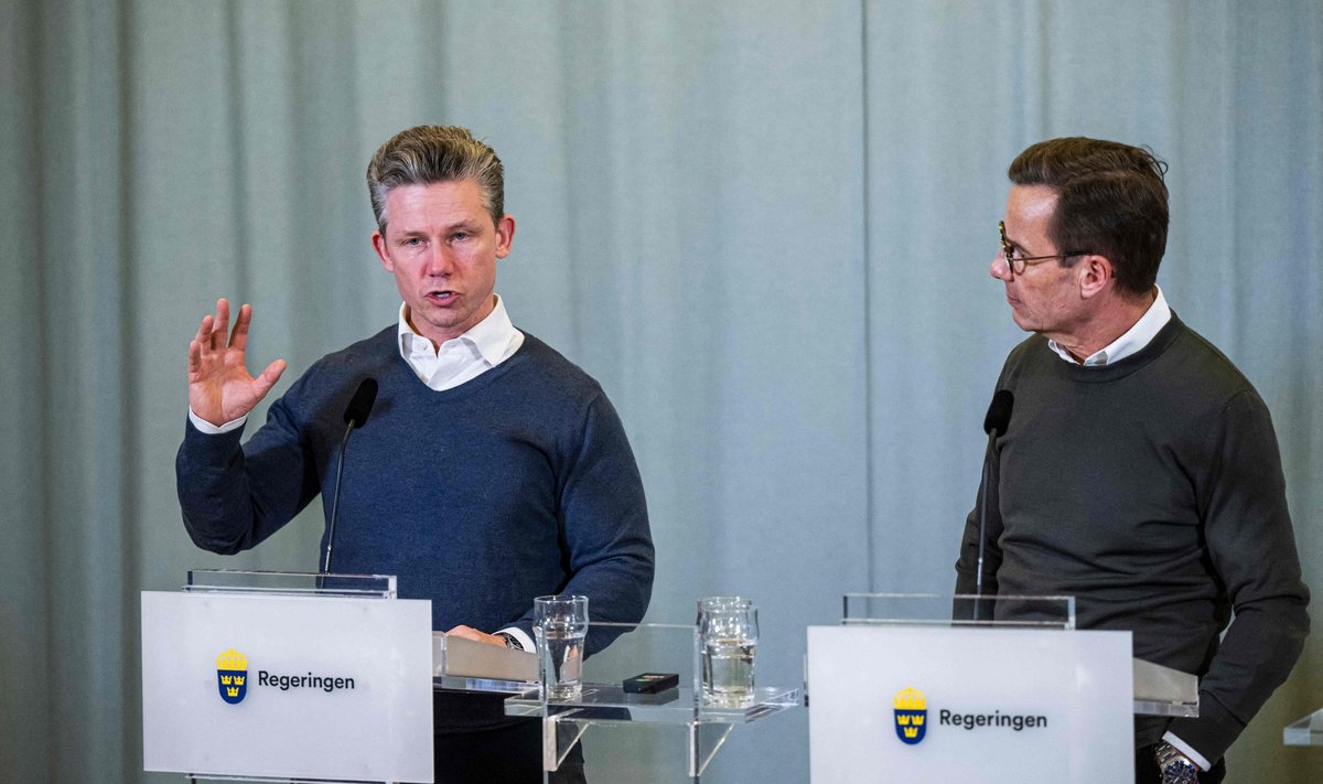 Rootsi kaitseminister Pål Jonson ja peaminister Ulf Kristersson pressikonverentsil, kus esitletakse uut Ukraina toetuspaketti.