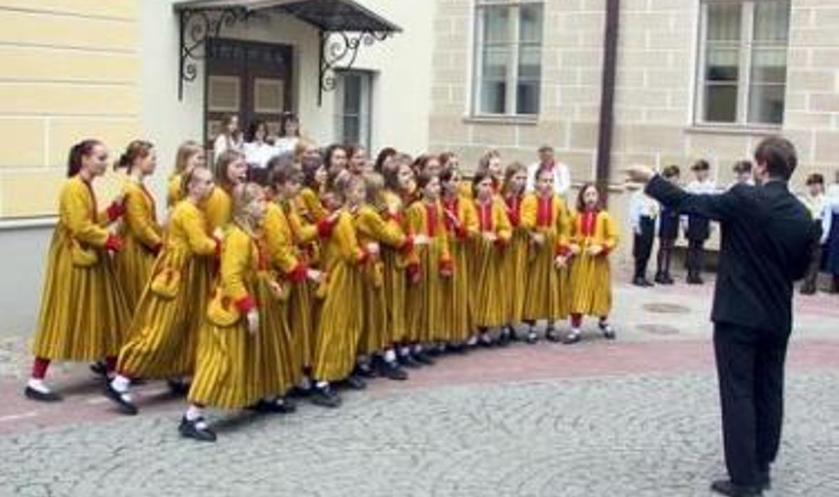 ETV tütarlastekoor vabaõhukontserdil Tallinnas