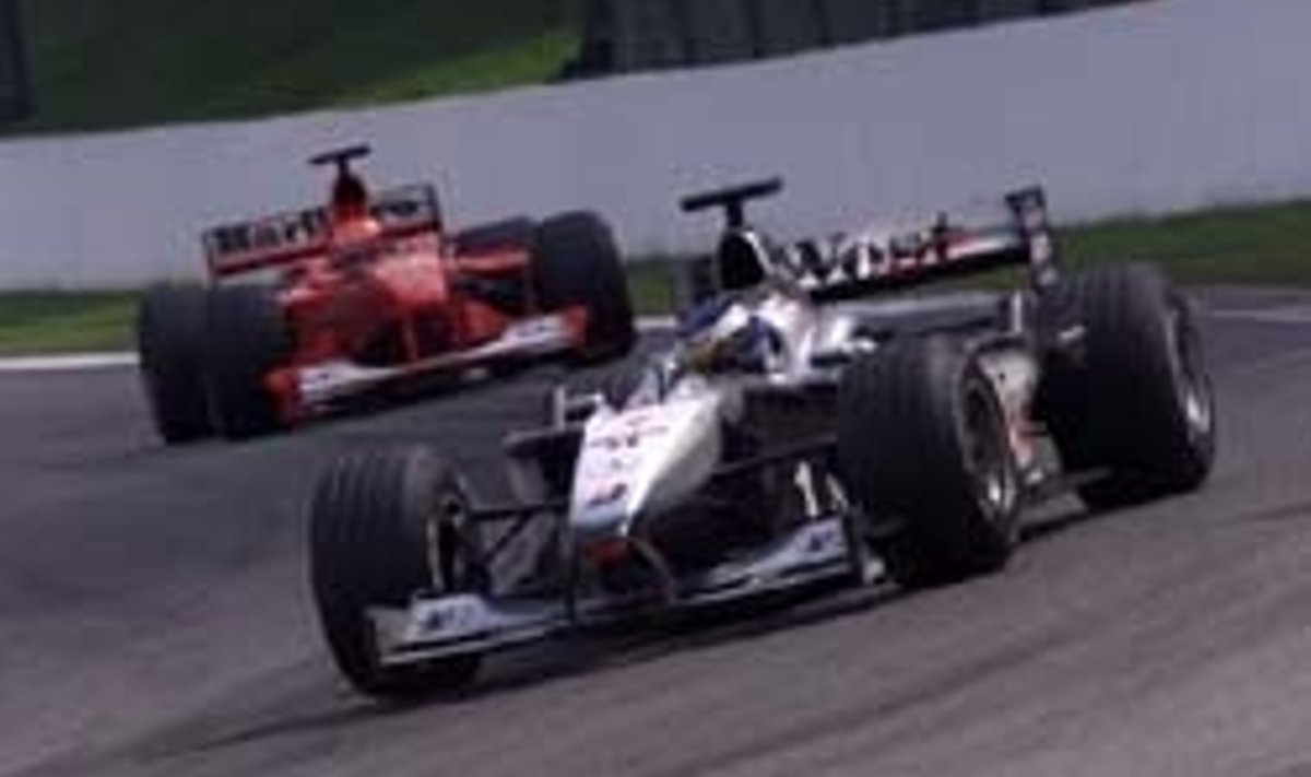 Häkkinen juhib Schumacheri ees