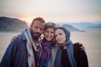 Ali Suliman, Kadri Kõusaar ja Frida Westerdahl. Taustaks filmi "kolmas peategelane" - kõrb.