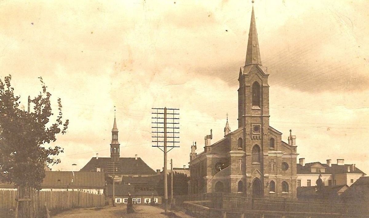 Vaade Peetri kirikule enne Esimest maailmasõda. Taamal Narva raekoda.