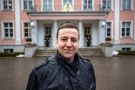 Konstantin Tšadlin sai Eestis varjupaiga, leidis tööd ja võib nüüd rõõmsalt presidendilossi ees poseerida.