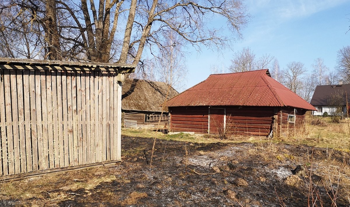 Põhja-Sakala vallas Uia külas koduõues tehtud lõke süütas kaks hektarit kulu.