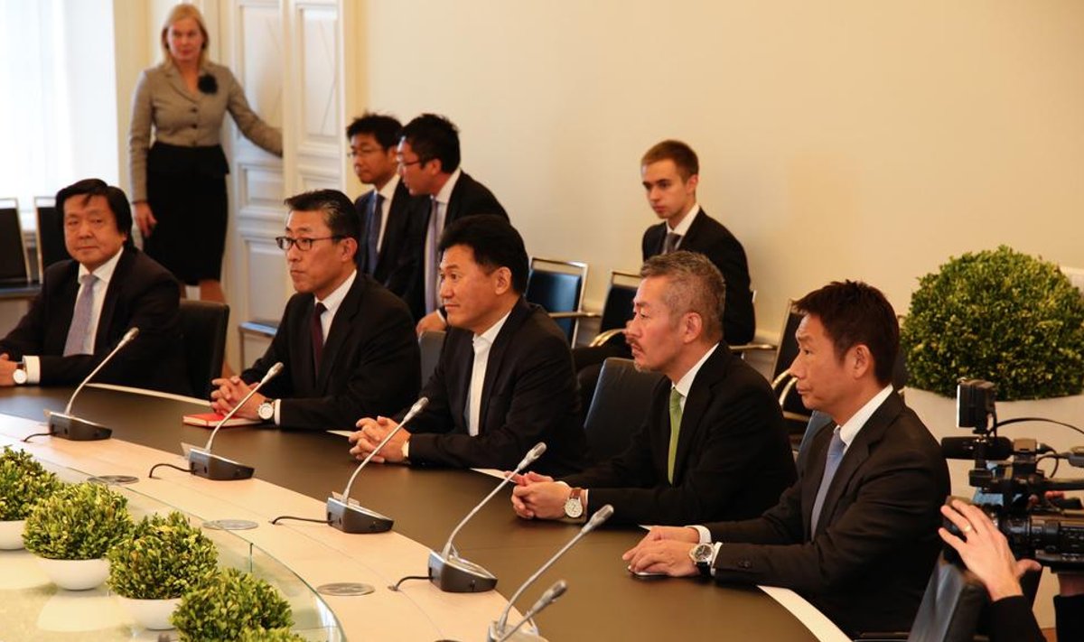 Taavi Rõivas postitas eelmise aasta 19. novembril pildi, kus Hiroshi Mikitani (paremalt kolmas) istub Stenbocki majas valitsuskabineti laua taga. 