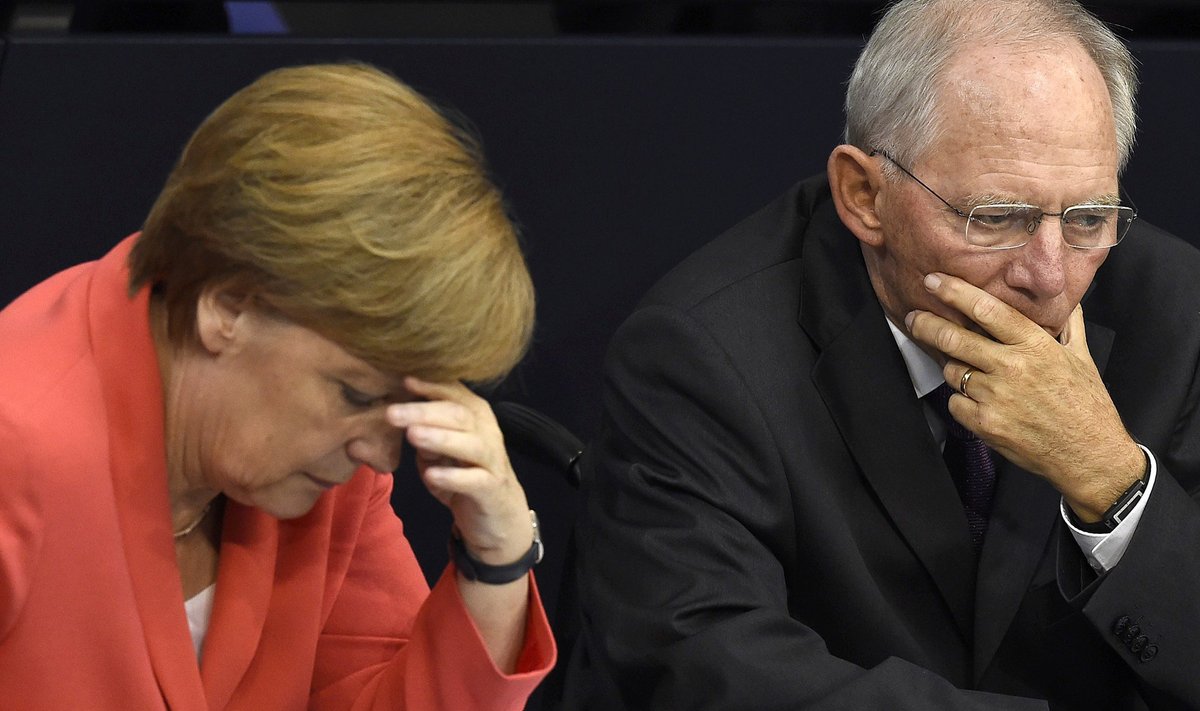 Angela Merkel ja Wolfgang Schäuble Saksa parlamendi istungil, kus anti heakskiit Kreeka kolmanda abipaketi läbirääkimisteks.
