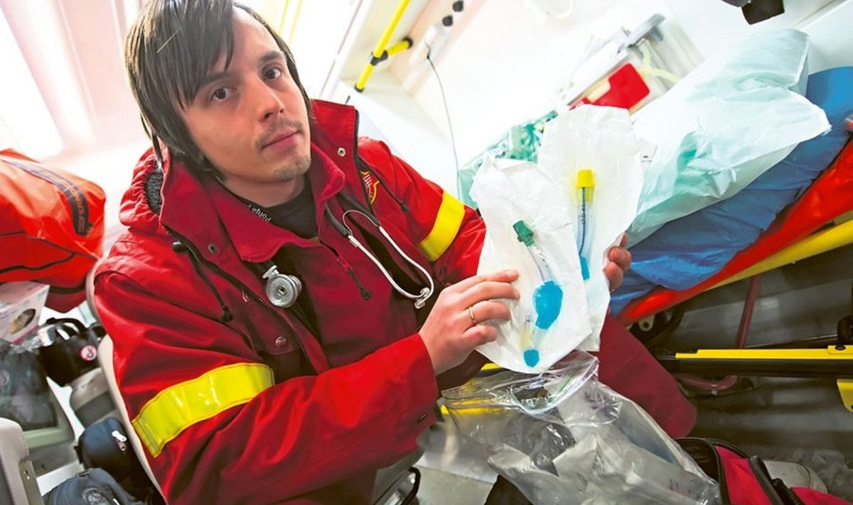 Tallinna kiirabis töötavad meditsiiniõed, nende hulgas Stanislav Šestel, tulevad terviseameti kinnitusel 99% juhtudel haigete abistamisega toime.