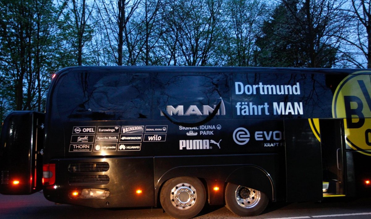 Dortmundi Borussia buss pärast pommirünnakut.
