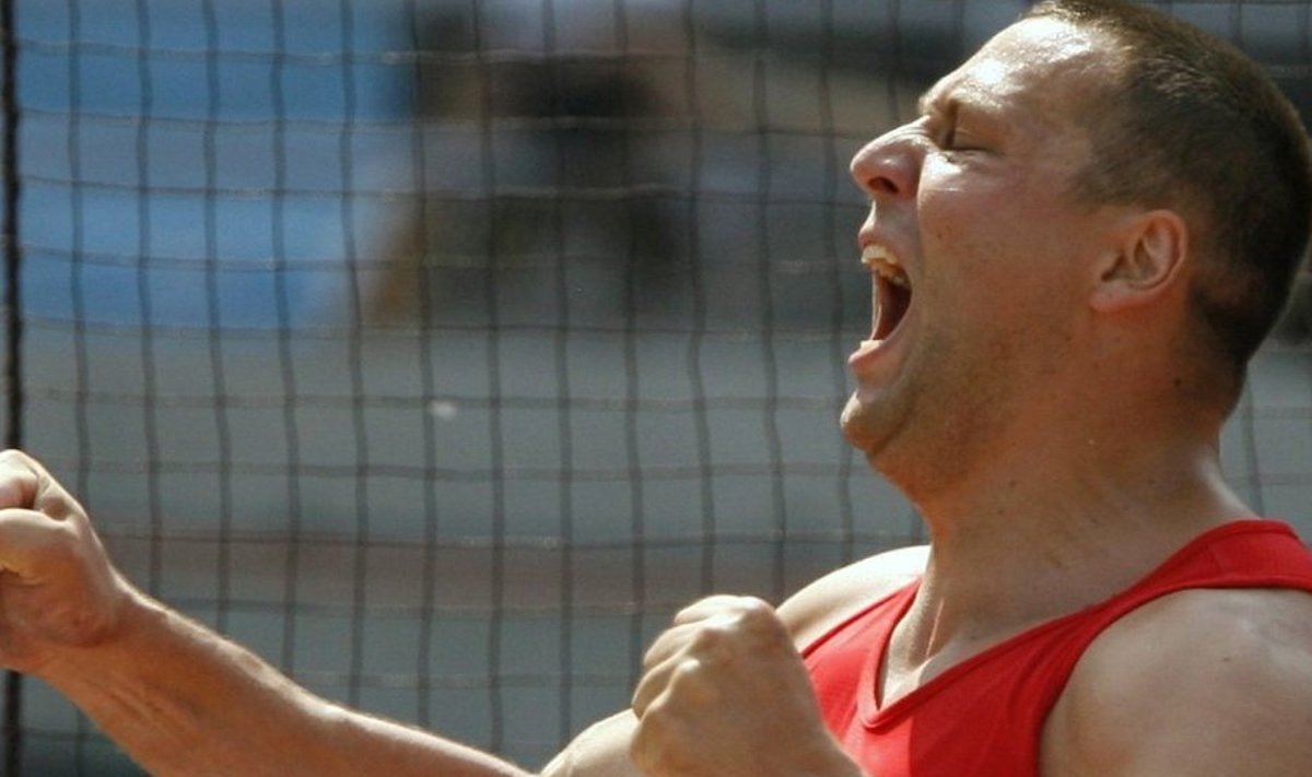 Zoltan Kovago of Hungary reacts as he competes in the men's discus throw qualifying round at the 11th IAAF World Athletics Championship in Osaka August 26, 2007.     REUTERS/Ruben Sprich (JAPAN)