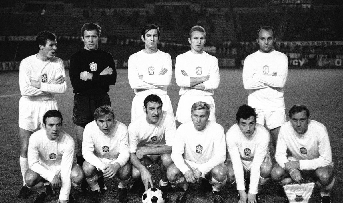 Jozef Adamec on sellel 1969. aasta pildil ülemises reas kõige vasakpoolsem. Pilt on tehtud Marseille's, kus Tšehhoslovakkia mängis Ungari vastu ja võitis 4:1.
