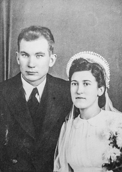Enn Meri ema Linda ja isa Oskar abiellusid 28. aprillil 1940 Kuressaares. Neli aastat hiljem pidid nad ette võtma teekonna Rootsi.
