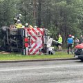 ФОТО | В Таллинне машина спасателей съехала с дороги