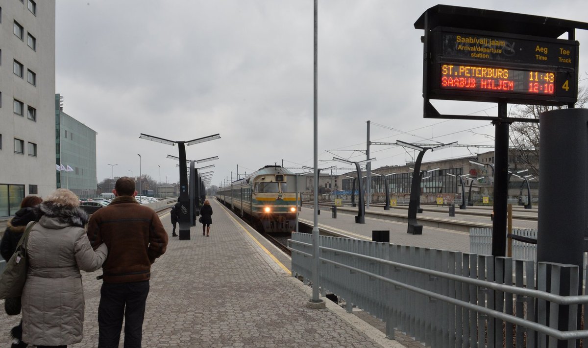 Vene turistid saabuvad Peterburist rongiga