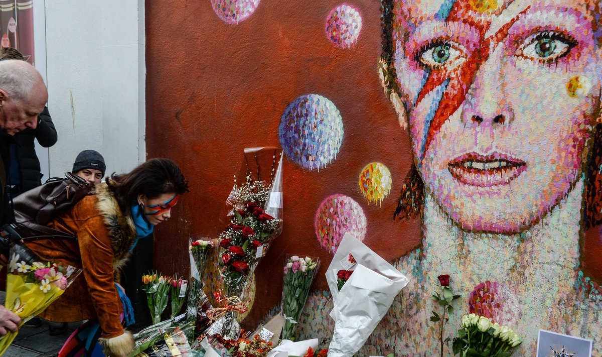 Suurt muusikut kujutav seinamaal David Bowie sünnikohas Londoni Brixtoni linnaosas ääristati eile lilledega. Bowie oli sunnitud vähile alistuma vaid kaks päeva pärast seda, kui oli ilmunud tema oivaline plaat „Blackstar”.