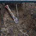Vene mees elas koos 26 hauast välja kaevatud naise laibaga