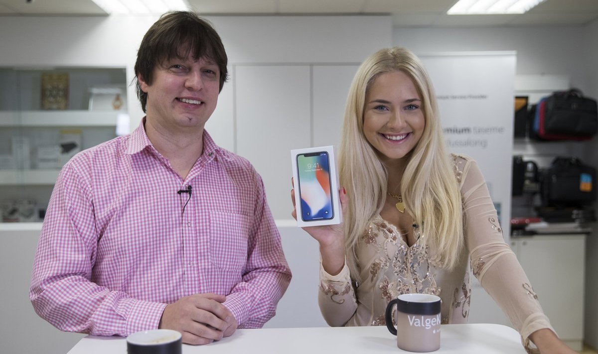 Täna hommikul sai uue iPhone Xi omanikuks raadiosaatejuht Brigitte Susanne Hunt. Vasakul Heiti Kender Valgest Klaarist.