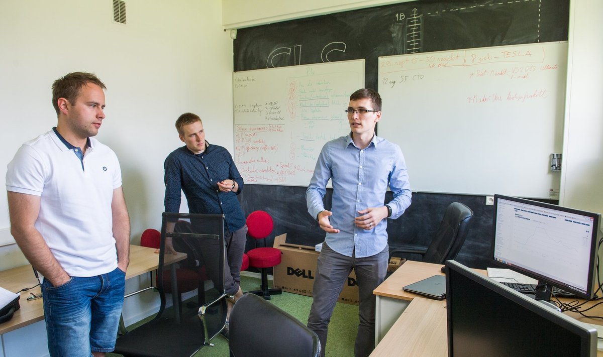 Smart Load Solutionsi eestvedajad Allan Puusepp (vasakul), Märt Uuemaa (keskel) ja Madis Uuemaa (paremal) selgitavad, kuidas nende süsteem ajastab elektritarbimist.