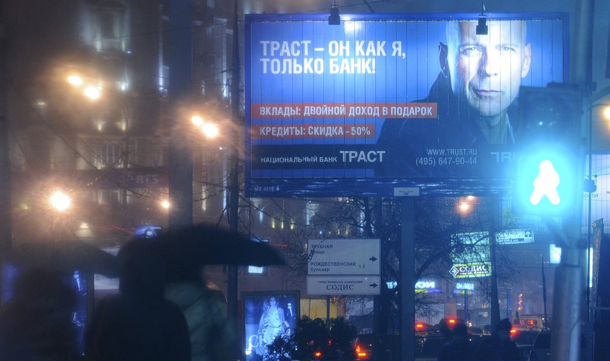 Bruce Wilils Trust panga reklaamplakatil Moskvas 2010. aasta novembris. 