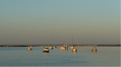 Loojuv päike toob esile Tavira saare ning soojaveelise laguuni kirkad värvid.