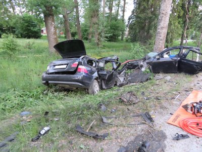 2. juuni, Kehtna. Varahommikul kaldus Rapla poolt Lelle poole liikunud sõiduauto BMW teelt välja vastu puud. Autot juhtinud 28-aastane mees ja tema kõrval istunud 25-aastane mees hukkusid sündmuskohal.