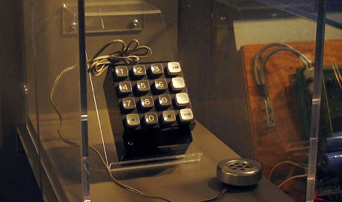 Aastal 1971 sattusid tehnoloogiafriikide Steve Wozniaki ja Steve Jobsi huviorbiiti bluebox’id – kodukootud elektroonikaseadmed, mida sai kasutada telefonioperaatori kõnevõrku kräkkimiseks ja seal oma suva järgi tasuta ja diskreetselt kaugekõnede suunamiseks.