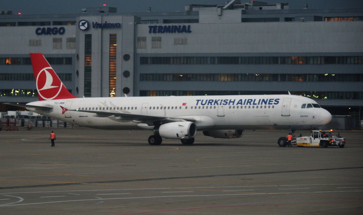 Türgi lennuk Moskva lennuväljal. Pilt on illustreeriv