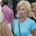 KLÕPS: Hüvasti, punane! Kristiina Ojuland demonstreeris Vabaduse väljakul allkirju kogudes tuttavlikku blondi peanuppu