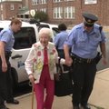 VIDEO: Politsei pani 102-aastase memme käed raudu! Vaata, miks krutskeid täis vanatädi arreteeriti
