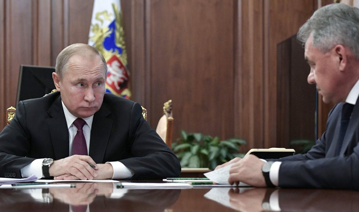 Vene president Vladimir Putin (vasakul) laupäevasel kohtumisel kaitseminister Sergei Šoiguga