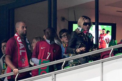 Madonna koos kasupoja David Bandaga Portugali jalgpallikoondise mängul.