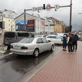 ФОТО | Скорая, полиция и спасатели: у Таллиннского автовокзала водитель въехал в столб