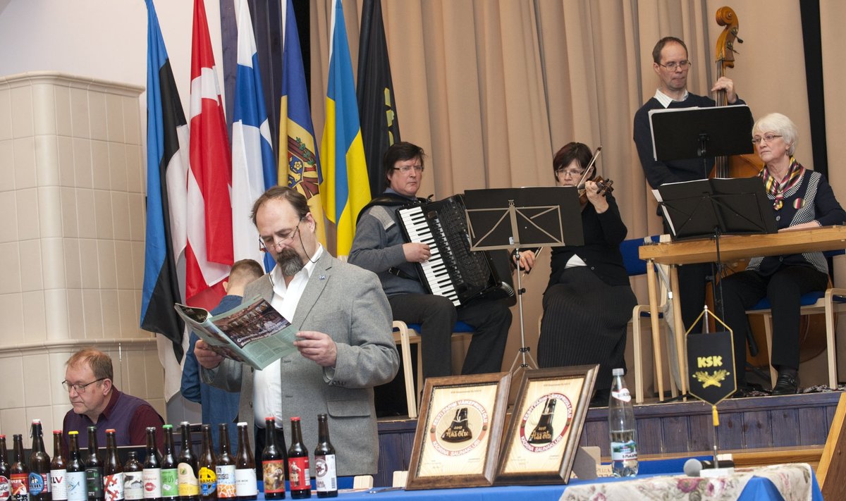 Testimine käib! Humalanested ootavad laual järjekorras, kapellilt kõlab teemakohane degustatsioonimuusika, Karmo Tüür keskel tutvub tulemusi oodates värskete õlleuudistega, saal aga uudistab, nuusutab, mekutab ja hindab.