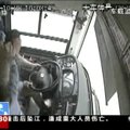 VIDEO | Hiinas sööstis buss reisija ja juhi kakluse tõttu sillalt jõkke, hukkus 13 inimest