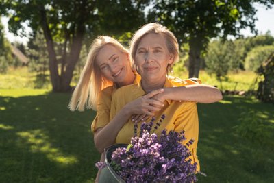 Ema ja tütar on aluse pannud millelegi suurele.