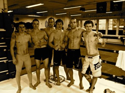 Espoon Kehähait võitlejatega - vasakult: Silander, Salovaara, Ryhänen, Tõnissaar, Mägi ja Elonen-Kulmala (veebruar 2012).