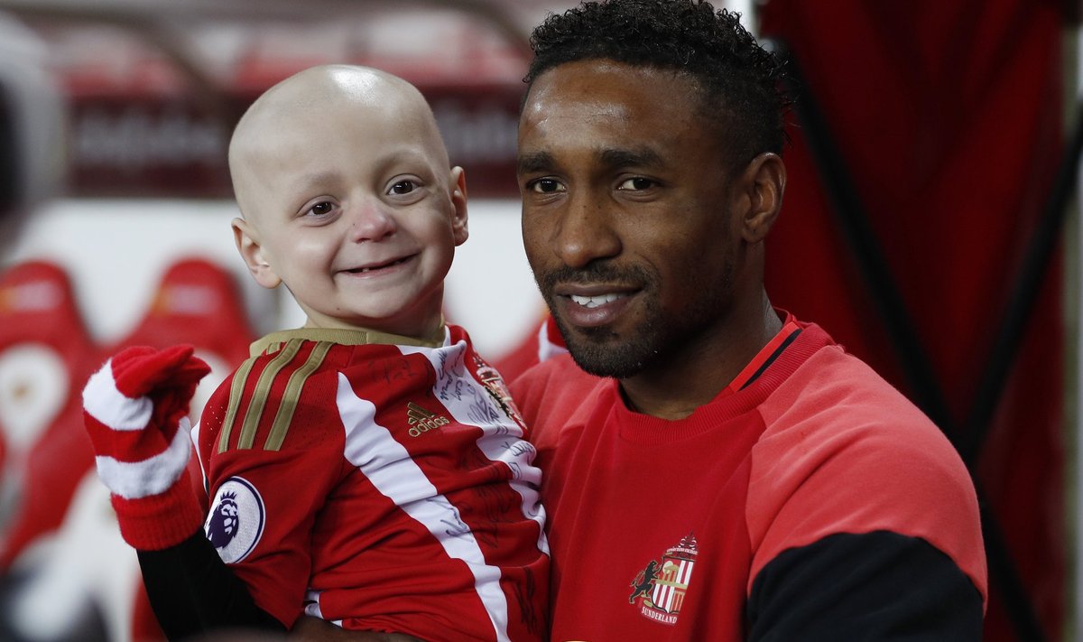 Sunderland's Jermain Defoe and mascot Bradley Lowery pose for a photo before the game